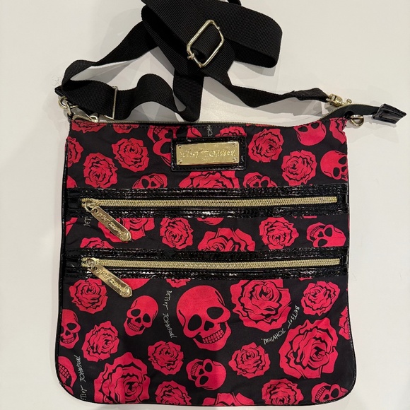 Betsey Johnson Skull and Roses Rockabilly Pin Up Punk Goth Crossbody Bag - Picture 8 of 8
